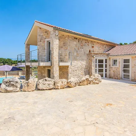 Amazing Ele Villa